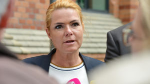 Danmarks utlänningsminister utlänningsminister Inger Støjberg håller ett vakande öga på Sverige. Danmarks utlännings- och integrationsminister Inger Støjberg firar asylskärpningar med tårta.