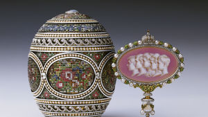 Mosaikägget. Ett Fabergéägg. Många experter anser att Alma Pihl formgav de finaste äggen. Mosiakägget har ett innovativt korststygnsmönster är visar upp utomordentligt handarbete.