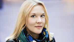Författaren Johanna Holmström ställer sig kritiskt till pappakroppen. johanna holmström