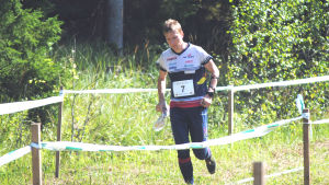 Mikael Fabritius tog tävlingen som ett träningspass. Mikael fabritius springer mot mål.