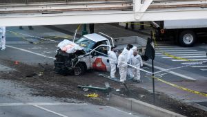 Poliser inspekterar pickup-bilen som användes i terrordådet på Manhattan. Poliser inspekterar pickup-bilen som användes i terrordådet på Manhattan.