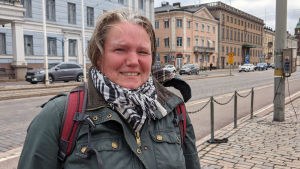 Anniina Kalliomäki anser att borgmästaren överlag skött sig bra. Anniina Kalliomäki står i snålblåsten vid Salutorget och väntar på en spårvagn.
