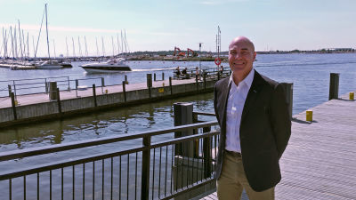 Ilkka Matila poserar på en brygga i solskenet.