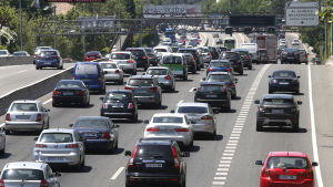 Rusningstrafik på motorvägen A6 i Madrid i juli 2016. Rusningstrafik utanför Madrid.