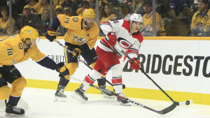 Teuvo Teräväinen jagas av Mattias Ekholm. Teuvo Teräväinen jagas av Mattias Ekholm.