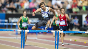 Oskari Mörö som normalt löper 400 meter häck får tävla mot Elmo Lakka i 200 meter häck i kommande tävling. Oskari Mörö i farten.