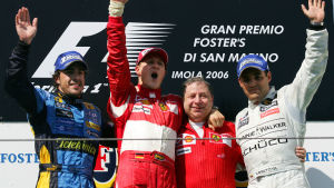Då det senast tävlades på Imola vann Michael Schumacher (Ferrari). Fernando Alonso (Renault) slutade tvåa och Juan Pablo Montoya (McLaren) trea. Stallchefen Jean Todt firade med Schumacher på prispallen. Då det senast tävlades på Imola vann Michael Schumacher (Ferrari). Fernando Alonso (Renault) slutade tvåa och Juan Pablo Montoya (McLaren) trea. Stallchefen Jean Todt firade med Schumacher,
