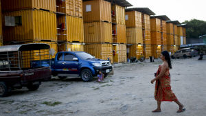 Migrantarbetarna bor ofta asketiskt. Här en containerby för migrantarbetare i Thailand. Containerby för burmesiska migrantarbetare i Thailand