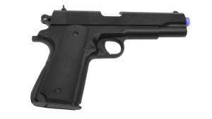 Ett airsoftvapen, men inte det som användes i Ekenäs. Airsoftvapen används för att skjuta plastkulor med. Airsoft är en hobby där man skjuter på varandra i skyddsutrustning liksom vid paintball. Men airsoft lämnar inga färgfläckar på kläderna. Ett vapen av så kallad airsoft-typ. Det används för att skjuta platskulor med. Det är svart.