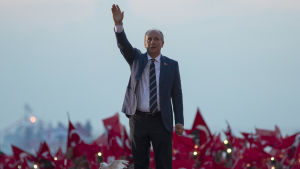 Muharrem Ince var en av få politiker som fortfarande trovärdigt kan tala till Turkiet som om det var ett samhälle. Det samhället är en myt, men en som måste föras vidare av någon på lång sikt, säger Gürhanli. Erdogan