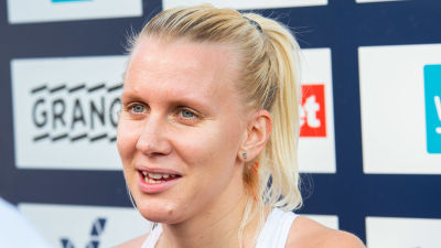 Sandra Eriksson svarar på frågor i en tv-intervju.