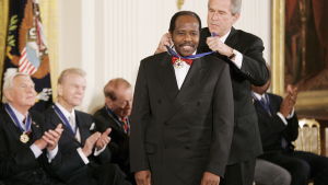 President George W. Bush fäster en medalj på den rwandiska hotellchefen Paul Rusesabagina som räddade över 1 200 människor under inbördeskriget i Rwanda 1994 President George W. Bush fäster en medalj på den rwandska hotellägaren Paul Rusesabagina som räddade över 1 200 människor under inbördeskriget 1994