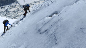 Här, då orken är slut och man bara är halvvägs till toppen, då är det bra att plocka fram sin sisu. Alpinister i Mont Blanc