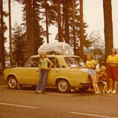 Automuseo Mobilian 70-luvun autoihin liittyvän tapahtuman järjestäjä Sami Nyyssönen perheensä kanssa Fiat 124:lla 70-luvulla Punkaharjulla