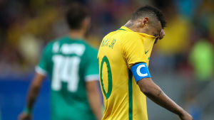 Brasilien är ute efter revansch efter katastrofen på hemmaplan. Brasiliens Neymar döljer ansiktet under tröjan.