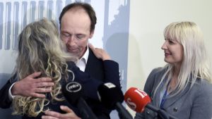 Kike Elomaa, Jussi Halla-aho och Laura Huhtasaari på presskonferensen Kike Elomaa, Jussi Halla-aho och Laura Huhtasaari under en presskonferens i riksdagen den 22 juni 2017.