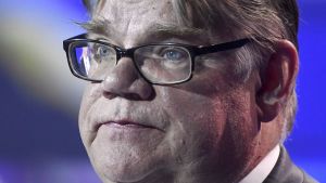 Sannfinländarnas före detta ordförande Timo Soini sitter ännu för tillfället som utrikesminister. Sannfinländarnas ordförande Timo Soini håller sitt sista tal som partiordförande