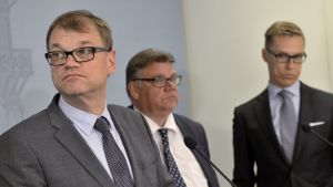Partierna är eniga om närståendevården. Statsminister Juha Sipilä, utrikesminister Timo Soini och finansminister Alexander Stubb berättar att samhällsfördraget förfaller.