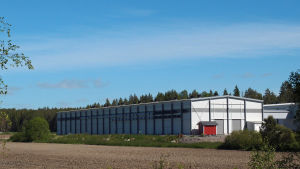 Hönsgården består av två hallar som vardera är 1000 m2 stora. Kanax jättelika hönsgård ligger i Virmo (Mynämäki).