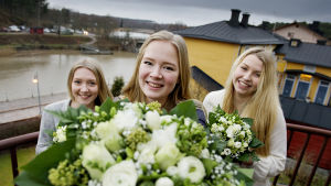 Östnylands lucia 2015, Anna-Julia Stråhlmann, tillsammans med sina tärnor Jennie Hagman (till vänster) och Ellen Söderberg. Östnylands lucia 2015