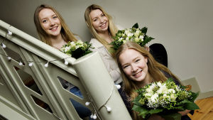 Anna-Julia Stråhlmann med tärnorna Jennie Hagman och Ellen Söderberg, hemma hos familjen Stråhlmann i gamla stan i Borgå. Östnylands lucia 2015