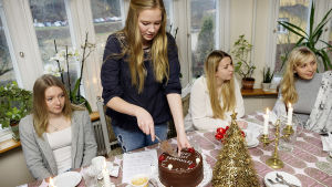 Anna-Julia Stråhlmann skär första biten från tårtan. Östnylands lucia 2015