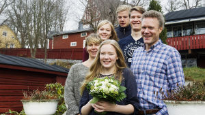 Familjen Stråhlmann uppvaktades i söndags. Närmast bakom lucia står mamma Ulrica "Ulli" Stråhlmann, pappa Karl-Johan "Kamu" Stråhlmann, lillasyster Elin Stråhlmann, Rudolf Stråhlmann och längst bak Felix Stråhlmann. Östnylands lucia 2015 med familj