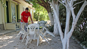 Panos Bakas. Panos Bakas utanför sitt lägenhetshotell i Loutropoli Thermis på Lesbos.