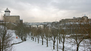 Herrmansborg i Narva till vänster och ryska Ivangorod till höger är byggda som sköldar mot varandra. Fästningen i Narva byggdes av danskarna och har genom tiden tillhört bl.a. Tyska/Livländska orden och Sverige. Estniska Hermannsborg och ryska Ivangorod på varsin sida av Narvafloden.