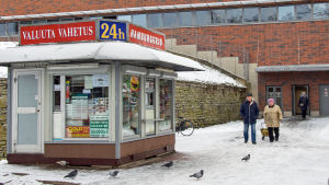Det första som möter ryska besökare i Narva är en kiosk som dygnet runt både säljer hamburgare, växlar valuta och förmedlar taxi. Kiosk i Narva som säljer hamburgare, växlar valuta och köper guld.