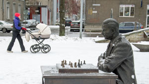 Den estniska schackmästaren Paul Keres väntar på motspelare på Pusjkinallén i Narva. Keres var född i Narva och dog i en sjukdomsattack i Helsingfors 1975. Staty av den Narvafödda schackmästaren Paul Keres i Pusjkinallén i Narva.