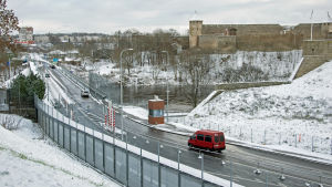 Gränsen mellan Estland och Ryssland är fortfarande en ouppklarad fråga. Det ryska parlamentet har vägrat ratificera gränsfördraget mellan länderna. Gränsbron mellan Narva och Ivangorod.