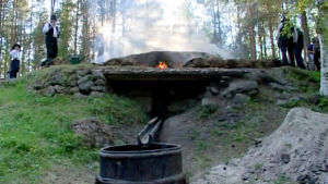 Tjärbränning med kolmila i Purmo år 2006 Tjärbränning i Puro år 2006