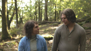 Tina och Vore har en speciell relation. Tina (Eva Melander) och Vore (Eero Milonoff) går bredvid varandra i skogen och ser på varandra.