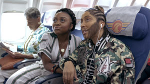 Quinta Brunson och Robin Thede. A Black Lady Sketch Show (HBO Nordic), scen i ett flygplan. Quinta Brunson och Robin Thede