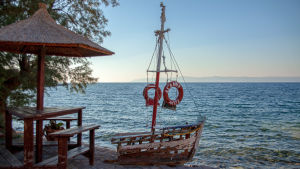 Stranden vid Skala Sykamineas. Turkiets kust är sju kilometer bort. Stranden vid Skala Sykamineas på Lesbos. Turkiets kust sju kilometer där borta.