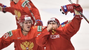 Alexander Khovanov firade vilt framför det svenska båset efter sitt 2–1-mål. Alexandr Khovanov kysser lagmärket.