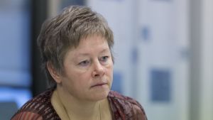 Stina Mattila i Karleby red ut kritikstormen. Hon sitter kvar. En allvarsam kvinna