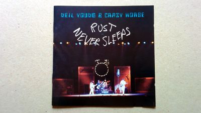 Neil Young, konvolutet till skivan Rust Never Sleeps