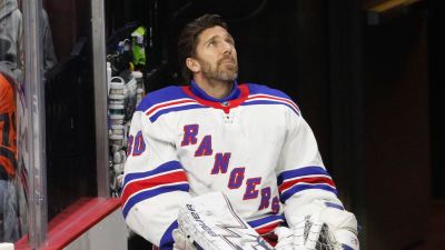 Henrik Lundqvist sitter på bänken och tittar upp i taket.