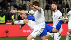 Dimitris Pelkas och Albin Granlund i sekvensen som ledde till Greklands 1–0-mål. Dimitris Pelkas och Albin Granlund i sekvensen som ledde till Greklands 1–0-mål.