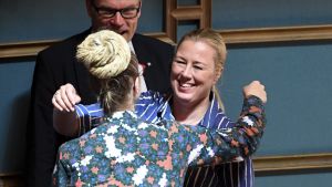 Stämningen var god under hela dagen! Här kramar Jutta Uripilainen Hanna Sarkkinen- Hanna Sarkkinen kramar SFPs Jutta Urpilainen.