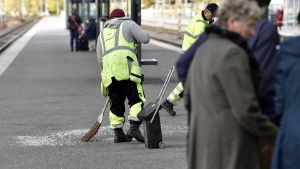 Splitter sopas upp på järnvägsstationen i Helsingfors efter att glas föll ner från taket. Splitter sopas upp på järnvägsstationen i Helsingfors efter att en glasruta föll ner.