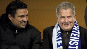 Niinistö följde matchen tillsammans med Jari Litmanen. Jari Litmanen och Sauli Niinistö.