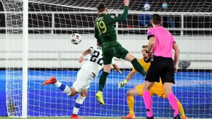 Lukas Hradecky gör en jätteräddning på Ronan Curtis nick. Lukas Hradecky gör en jätteräddning på Ronan Curtis nick.