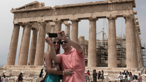 Turister vid Akropolis i Aten Turister vid Akropolis i Aten den 27 juli 2015.