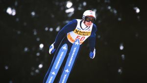 Matti Nykänen är fyrfaldig olympisk mästare och femfaldig världsmästare, och vann den totala världscupen fyra gånger. Matti Nykänen, 1985.