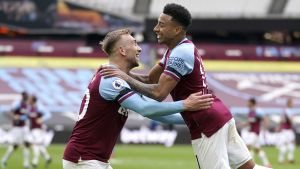 Jarrod Bowen och Jesse Lingard skötte West Hams målproduktion mot Leicester. Jarrod Bowen och Jesse Lingard möter glatt varandra.