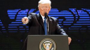 USA:s president Donald Trump behandlas förhållandevis rättvist i finländsk massmedia, tycker finländarna. Donald Trump håller tal i samband med Apecs möte
