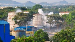 Det steg rök från fabriksanläggningen i Visakhapatnam efter gasläckan. Rök stiger från en fabrik.